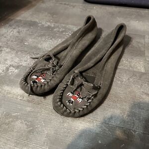 Minnetonka Moccasins EUC  